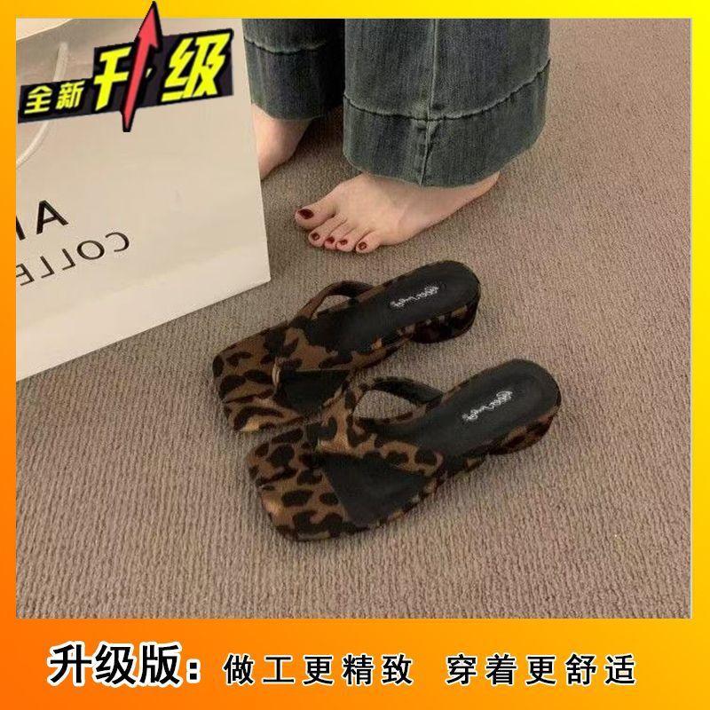 2025 new retro niche thick heel toe leopard print cool slippers female summer outer wear fairy foot clip one-word drag