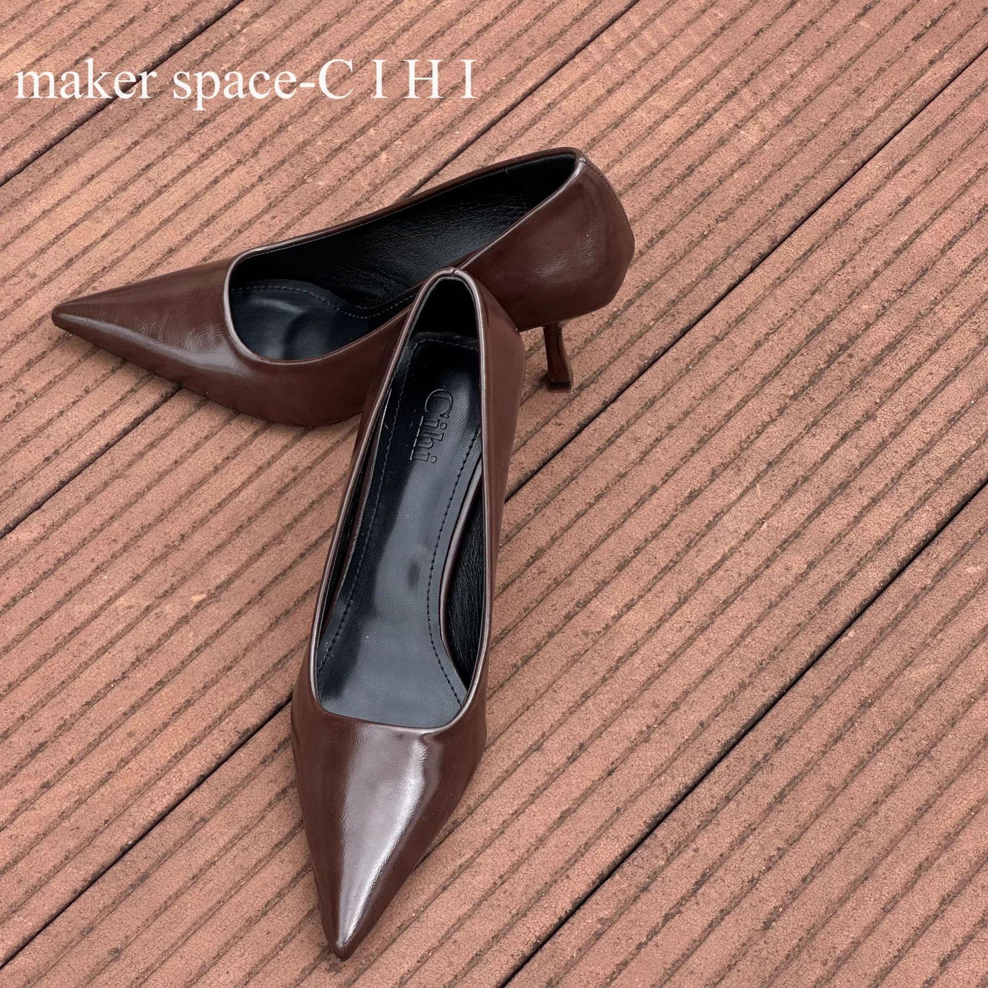 

2025 осень новый ретро темперамент легкие туфли на высоком каблуке для поездок на работу заостренные лакированные туфли легкие туфли на высоком каблуке 39