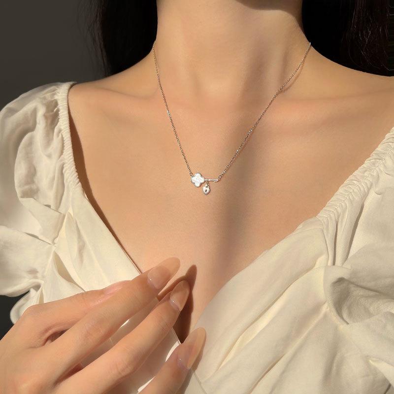 

Ожерелье с концентрическим замком «Четыре листа клевера» для женщин, легкая роскошь, нишевый дизайн, новогодняя женская цепочка на ключицу