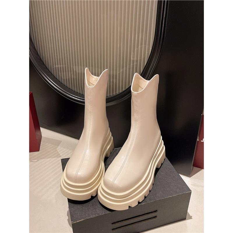 In the Autumn and Winter of 2024, the New Korean Version of Short Boots with a V-shaped Mouth Is Simple and Thin, and the Zipper Thick Heel Medium Hee
