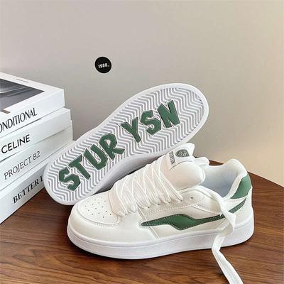 Sapatos brancos pequenos versáteis para estudantes femininos nicho sapatos de pão ins moda 2025 novo outono versáteis esportivos e de lazer sapatos de skate