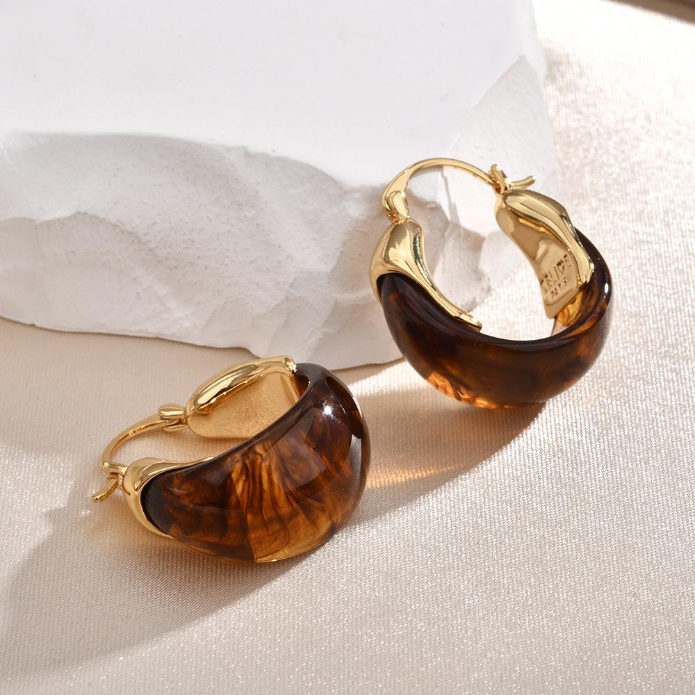 Maillard autumn and winter retro coffee color resin U-shaped ear buckle simple Hong Kong style light luxury high-end earrings temperament earrings