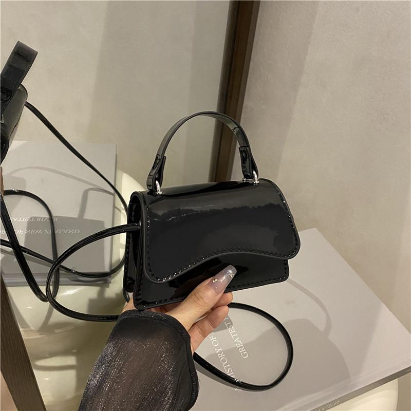 New Vintage Faux Leather Shoulder Bag for Women Solid Color Minimalist Niche Design Commute Handbag
