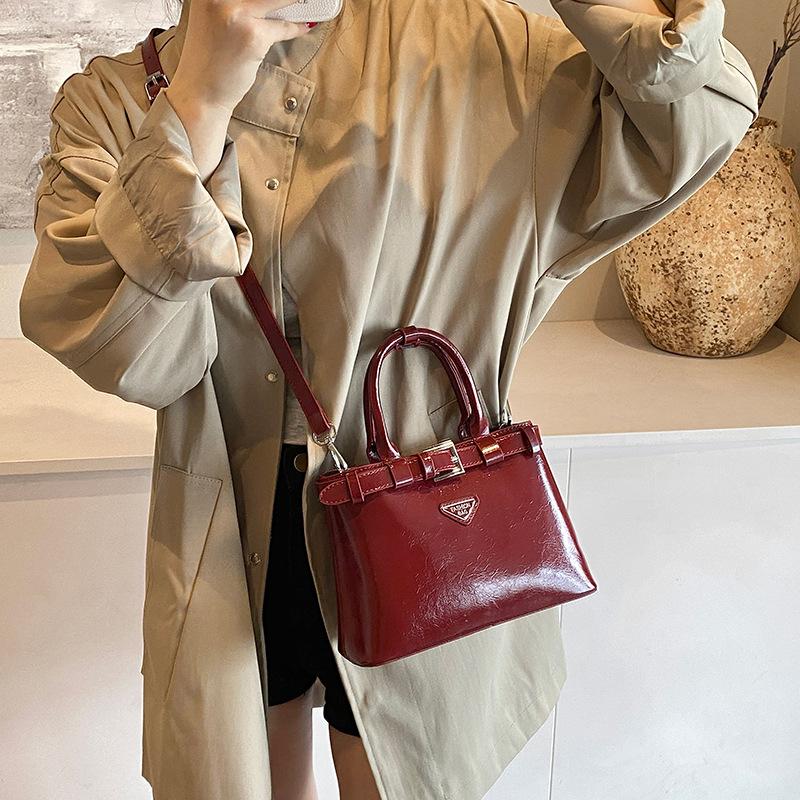 Large-capacity bag women's 2025 new autumn versatile shoulder bag is popular this year, and the small square bag is popular.