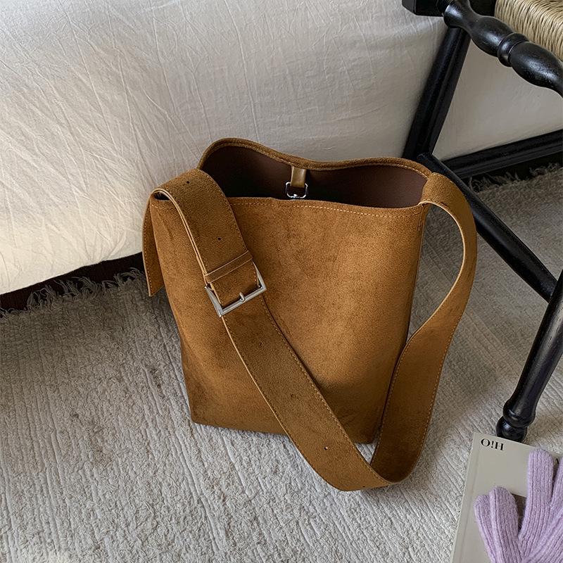 

Large Capacity Women s Retro Commuter Bag - Autumn/Winter 2025, Shoulder/Crossbody Bucket Style коричневий