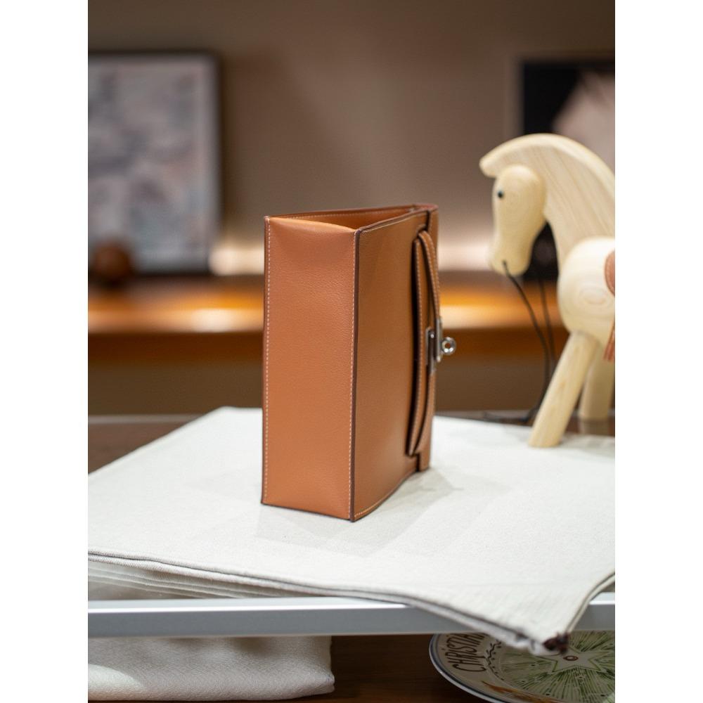 Selected leather dance bag, backpack, messenger bag, dinner bag, exquisite clutch bag, underarm shoulder bag.