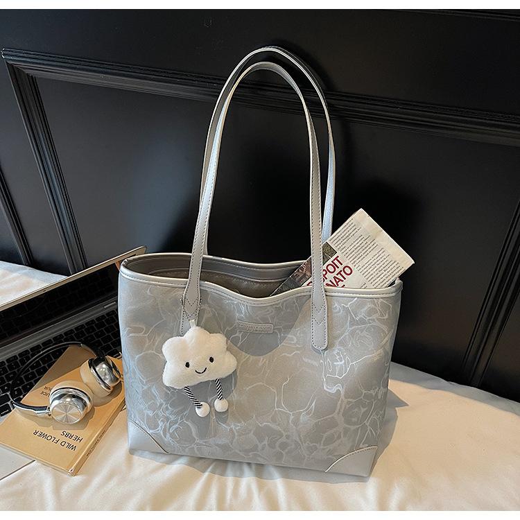 

Simple casual shoulder bag women s autumn and winter new fashion large-capacity retro tote bag high-end commuter armpit bag серебряный