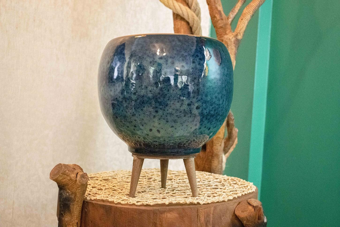 

Bitki Tasarımı Okyanus Mavisi Artistik Çift Sırlı İç ve Dış Mekan Kullanımlı Ayaklı Toprak Terakota Saksı Saksılık Çiçeklik