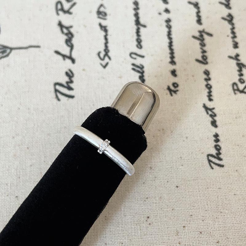 

Китайское матовое металлическое кольцо с цирконом: Стильный, Универсальный и Модный Дизайн для Женщин