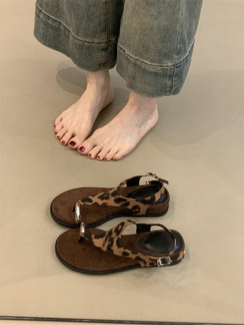 

French niche design temperament platform sandals women s 2025 with skirt vacation style metal buckle cover toe sandals 40