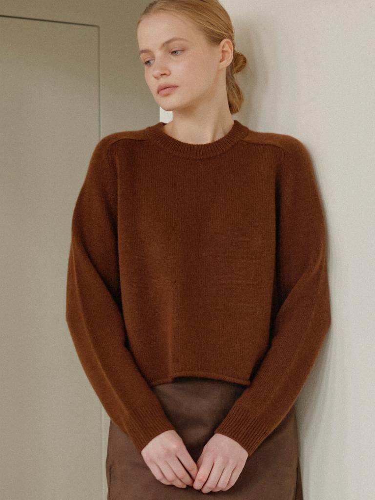 JE NE SAIS QUOI Crop Crewneck Cashmere Knit Roll Hem Detail_ Brown