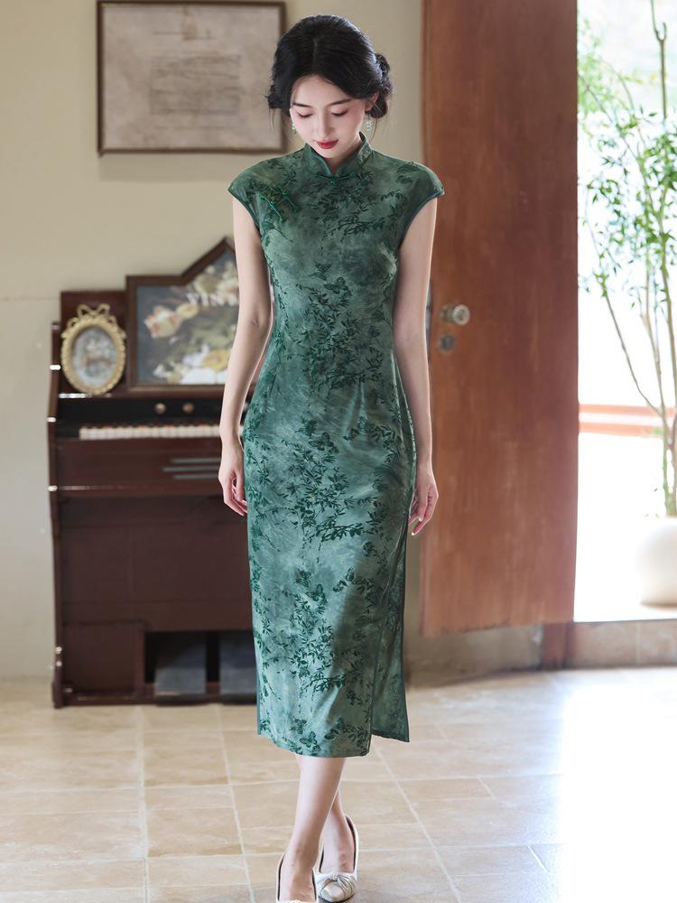 Bei Zhi Yun Elegant Retro Green Chinese Crescent Sleeve Cheongsam for Women - Autumn/Winter 2025