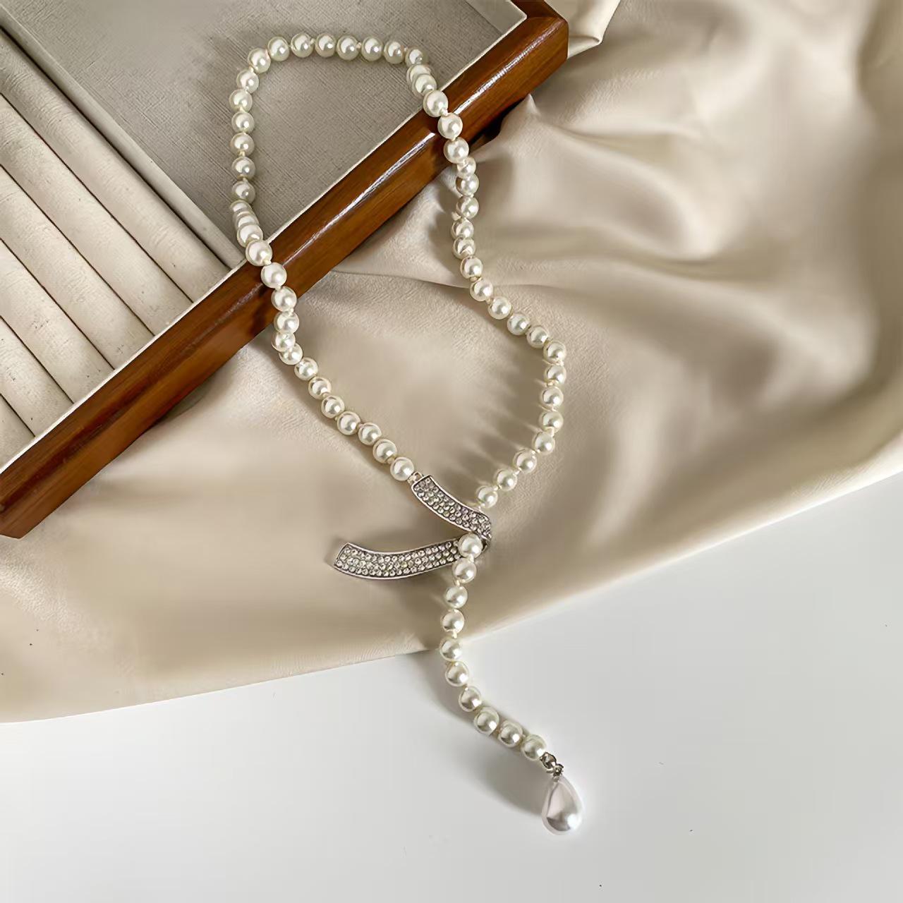 

Elegant Pearl Sweater Chain Necklace – Women s Adjustable High-End Fall/Winter Accessory