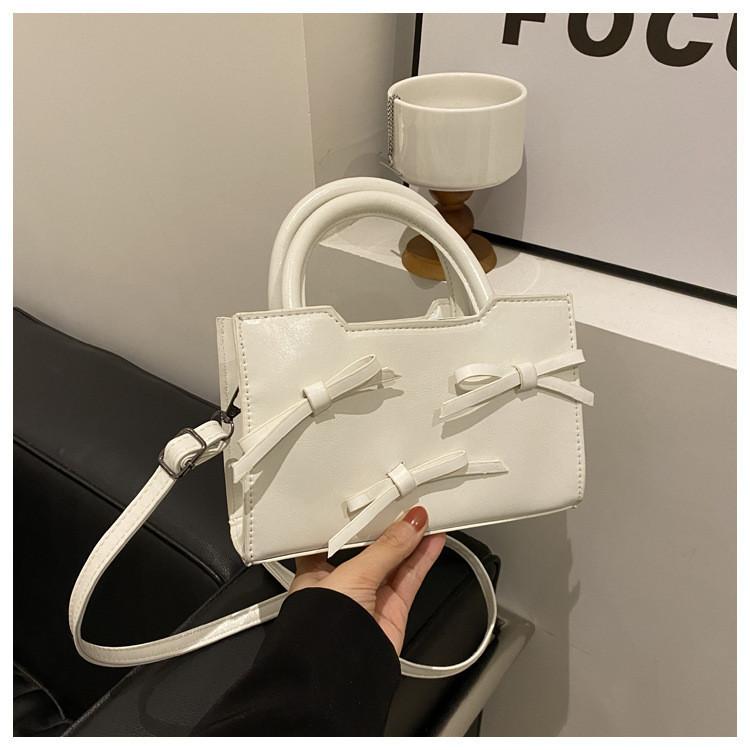 Trendy Commuter Handbag With Street-style Vibes And Chic Elements