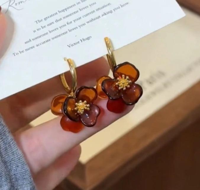 Autumn and winter coffee color acrylic flower ear buckle retro Maillard earrings daily earrings women