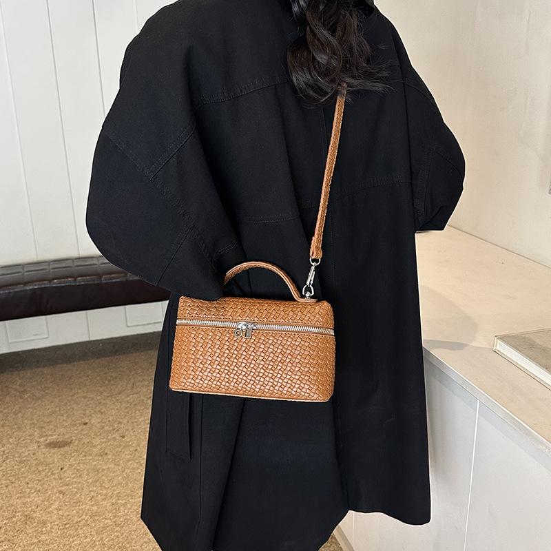 Simple Casual Underarm Bag Women's Korean Version Ins Trendy Retro High-end Small Square Bag 2025 Winter Shoulder Women's Bag