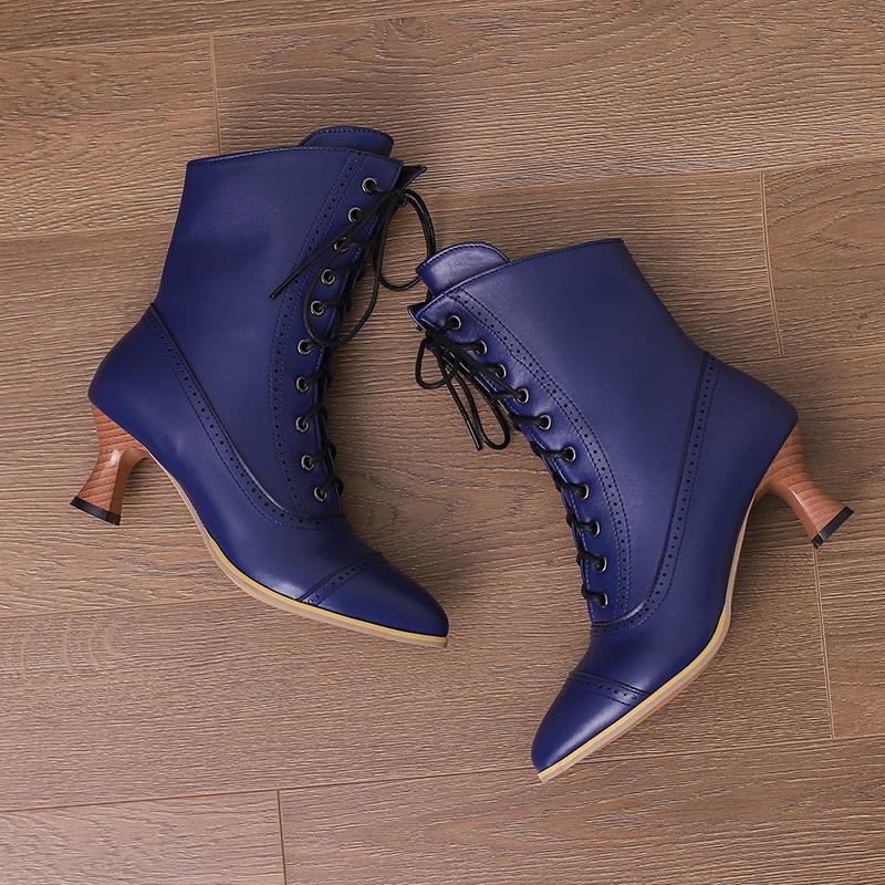 Korta klackskor för kvinnor Enfärgad spetsiga retro snidade korta stövlar Höst och vinter Nya stora kvinnor