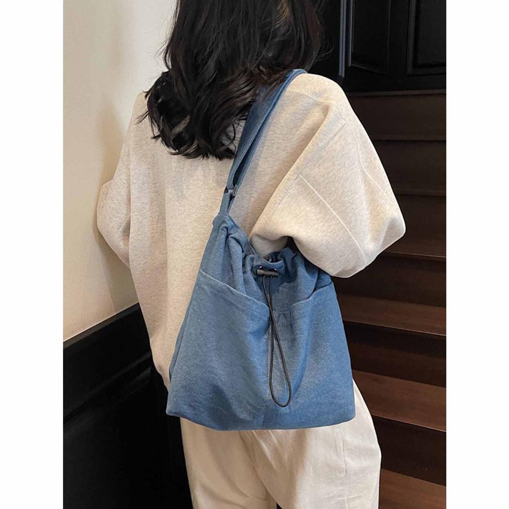 Denim-Tasche für Damen, große Kapazität, 2026, neue Sommer, vielseitige Schulter-Umhängetasche, lässige Kordelzug, beliebte Beuteltasche