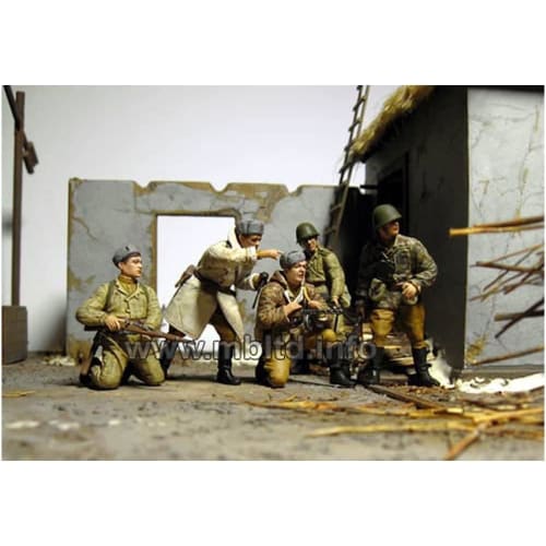 Master Box 1/35 Scale Soviet Infantry Commemorative Photo Shoot, Winter 1944, 5-Piece Set, Plastic Model Kit MB35029