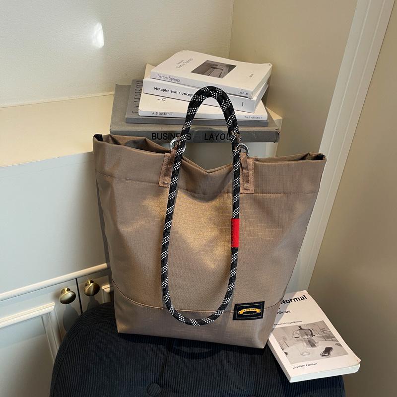 

Durable Unisex Plaid Shoulder Bag - Lightweight & Spacious for Daily Commute and Outdoor Sports