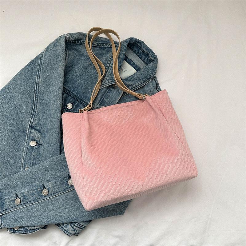 

Сумка женская весна 2025 новая модная сумка-тоут большой вместимости текстурная простая нишевая портативная на плечо розовый