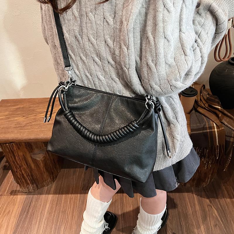 

Женская сумка через плечо 2025 осень и зима новый нишевый дизайн продвинутая плиссированная темпераментная ретро сумка-мессенджер 26*12*19 чёрный