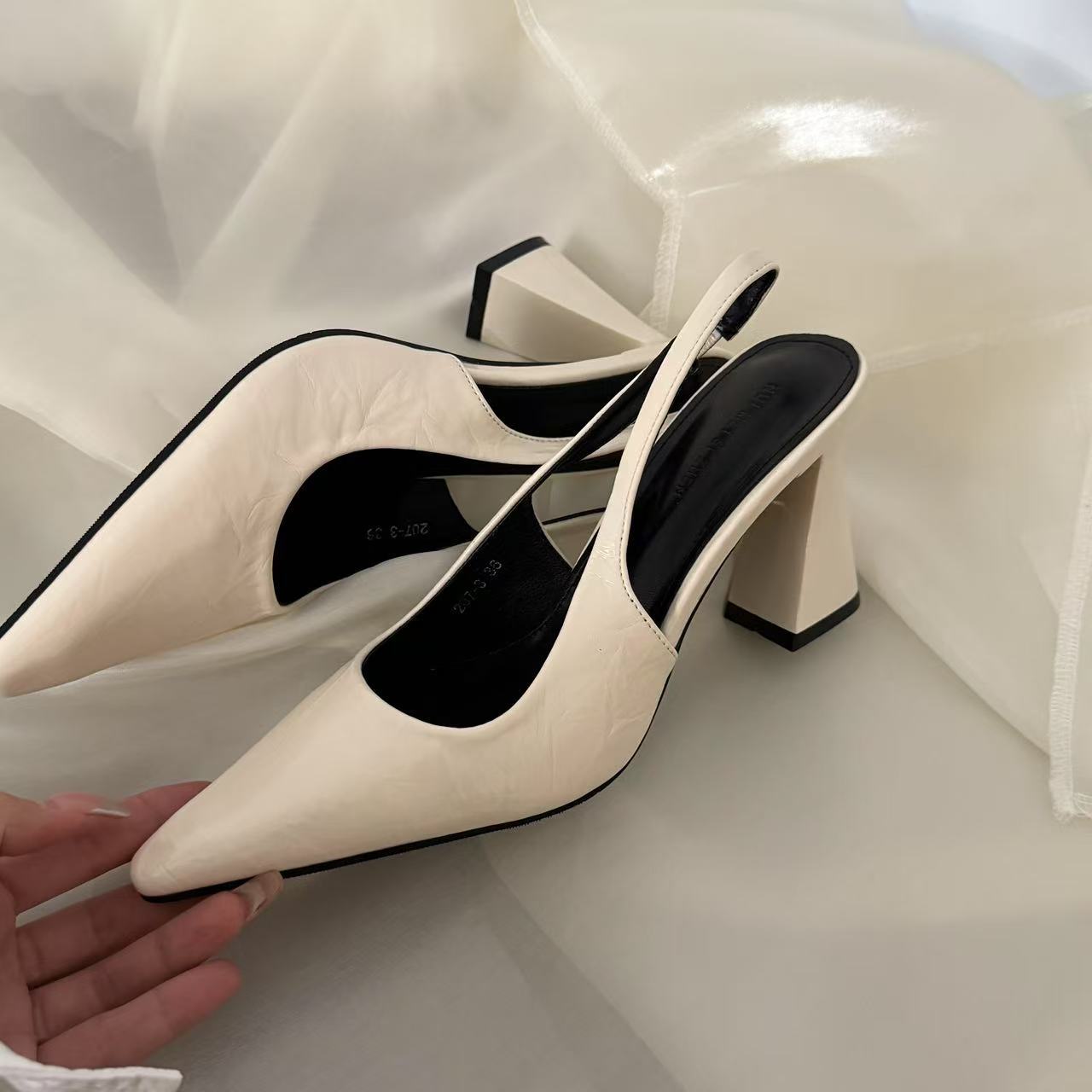 

Босоножки Баотоу женские лето 2025 новинка корейская версия повседневные туфли на высоком каблуке из французской лакированной кожи высокого класса с острым носом и толстым каблуком 39 абрикосовый