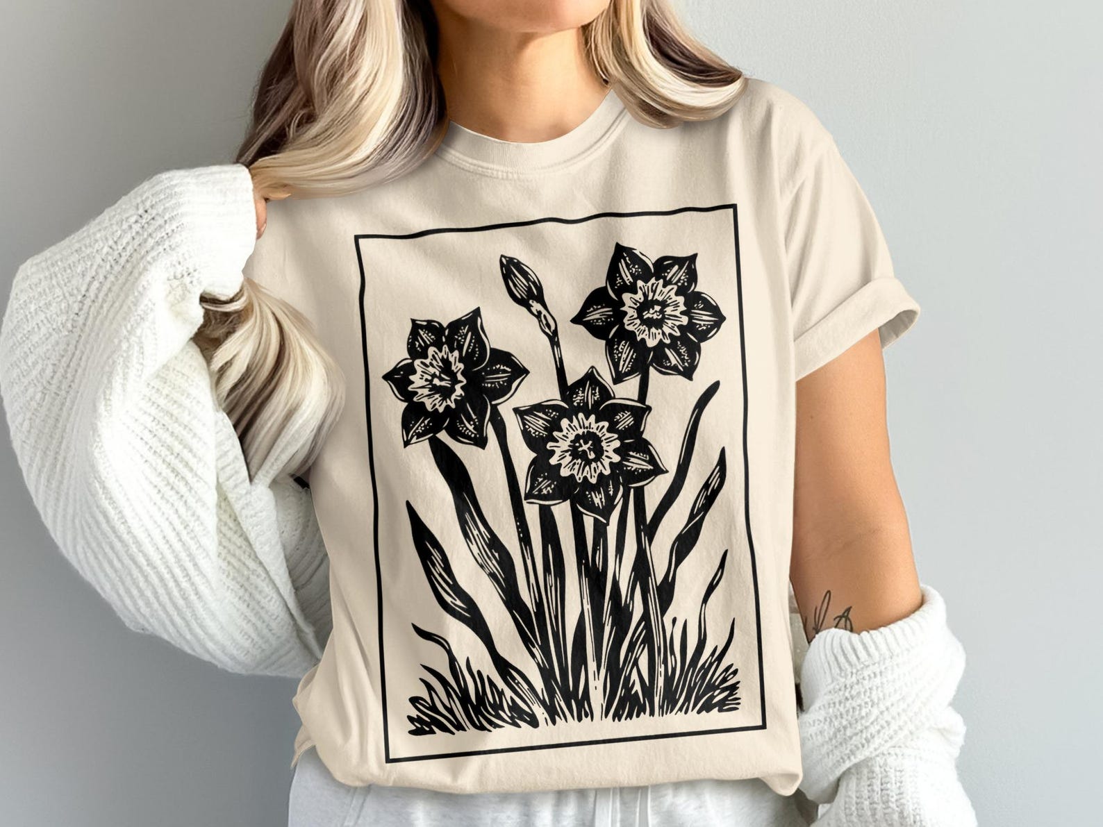 Linocut Daffodil T-Shirt, Narcissus Flower Block Print Shirt, Botanical Spring Floral Graphic Tee, Nature Lover Gardening Gift M