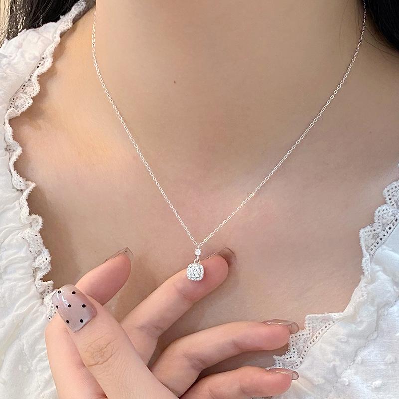 Hochwertige quadratische Diamantkette für Damen, neues vielseitiges Nischendesign, leichte Luxus-Schlüsselbeinkette