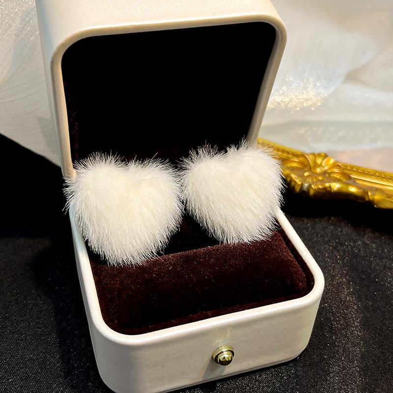 French Gentle White Plush Stud Earrings, Simple And Advanced Sense, Light Luxury Temperament, Hairball Earrings For Women