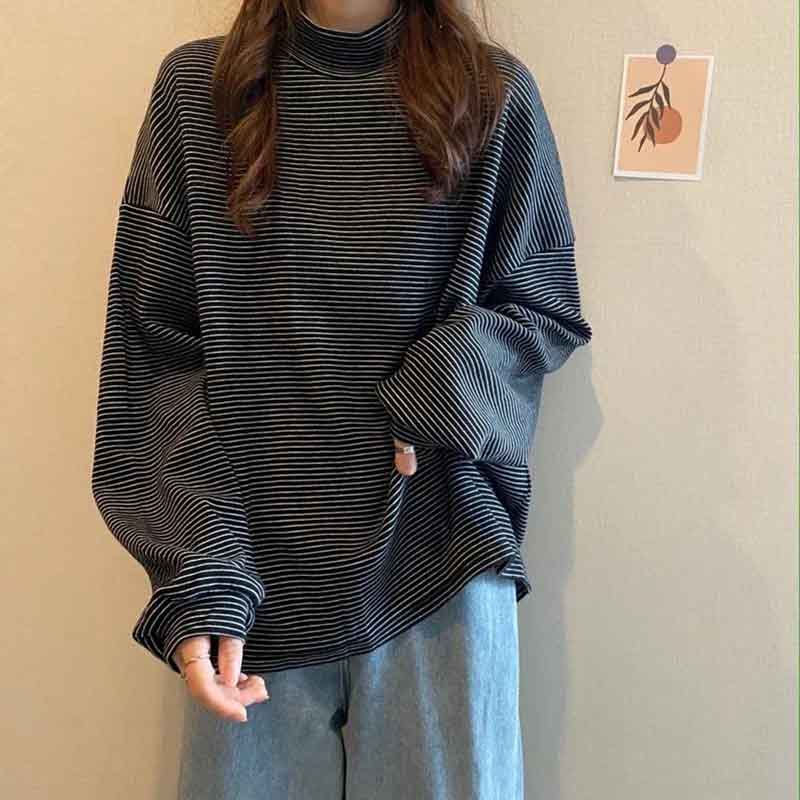 Зимняя женская полосатая футболка с воротником-стойкой — фото 8