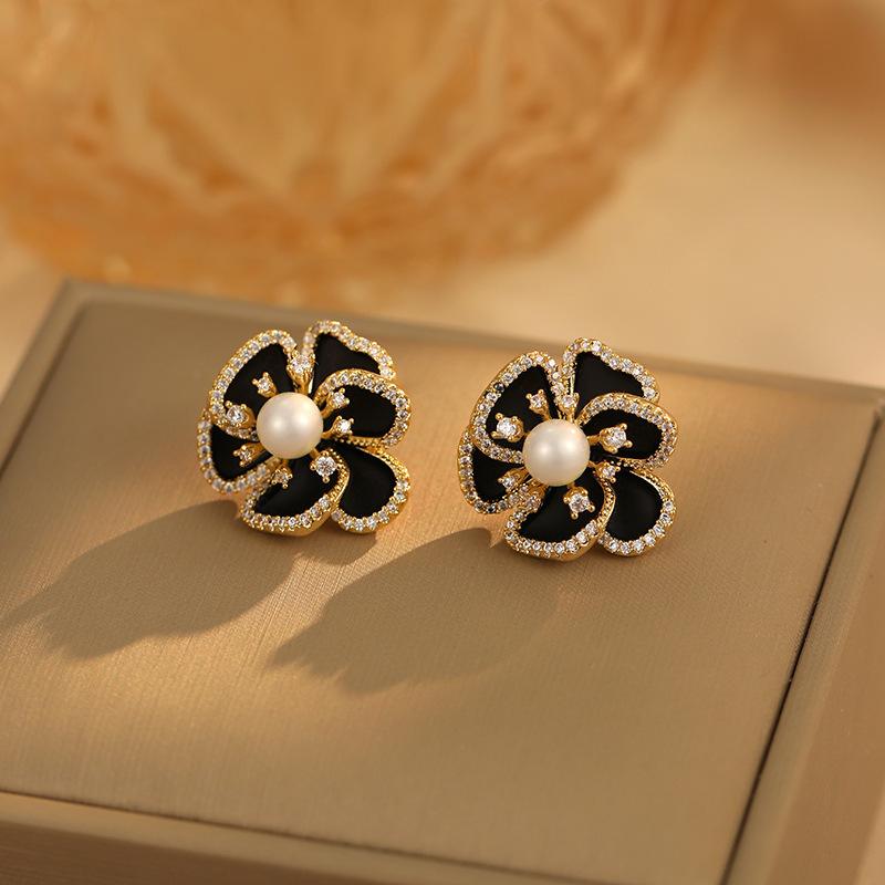 Black Pearl Flower Earrings Are Elegant And Composed For Women. Black Earrings Are Women'S Accessories