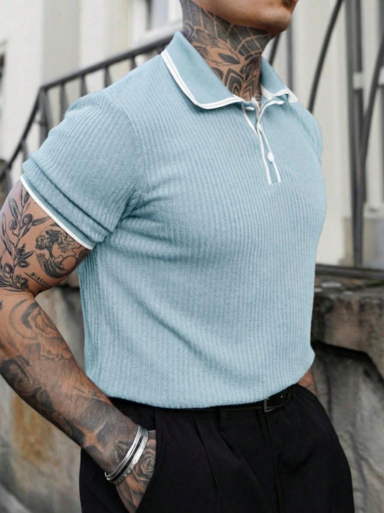 Trendiges kurzärmeliges Poloshirt mit denim-inspirierten Details, lässig und vielseitig.