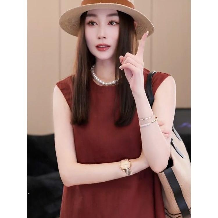 French temperament is simple, generous and decent, the small man is tall, burgundy sleeveless cotton and linen dress, women's summer