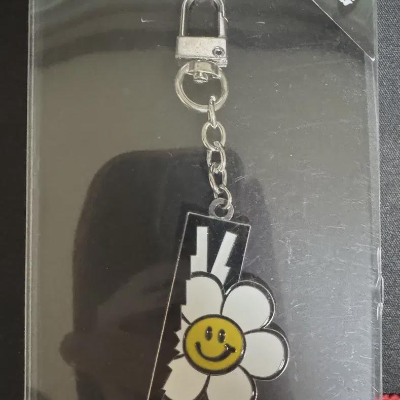 

Я продаю товары коллаборации Le Sserafim Wiggle Wiggle