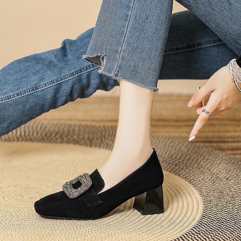 

Autumn and winter deep mouth thick heel single shoes 2025 new French retro British women s shoes rhinestone square buckle square head high heels 34 чёрный