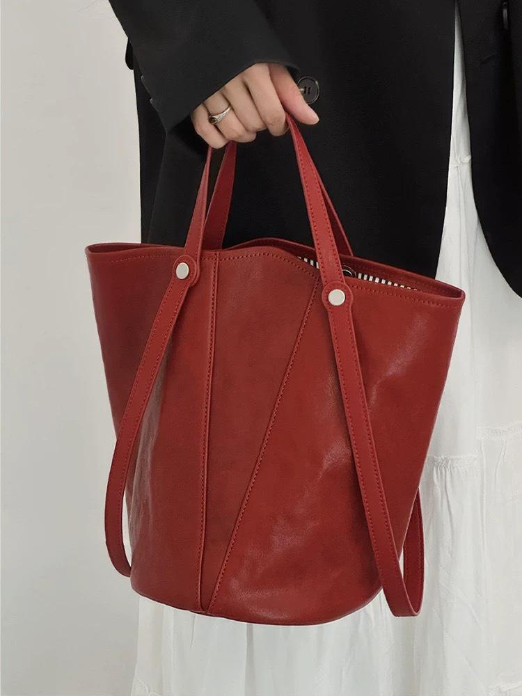 Women's High-End Retro Bucket Bag - Large Capacity Versatile Tote for Autumn/Winter 2026
