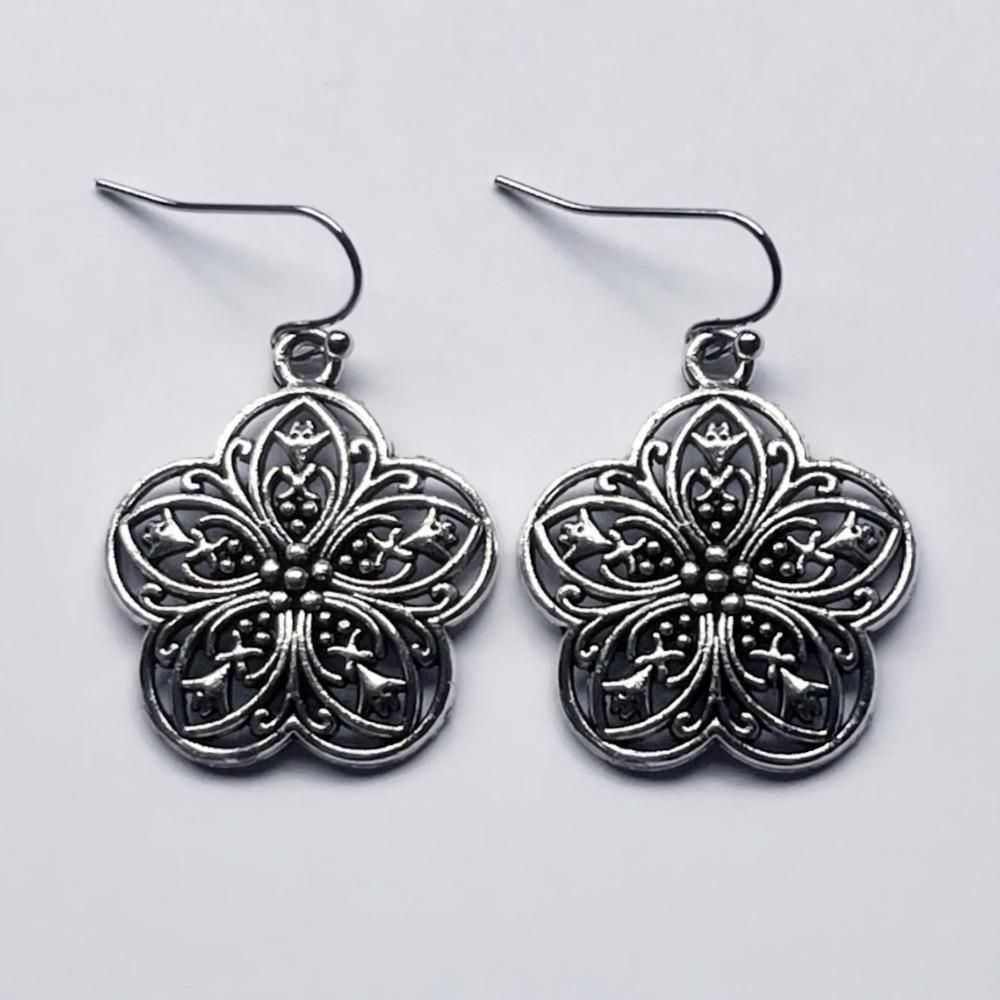 Bohemian Retro Hollowed Ancient Silver Color Flower Pendant Dangle Earrings for Women Exquisite Charm Jewelry Accessories Gifts