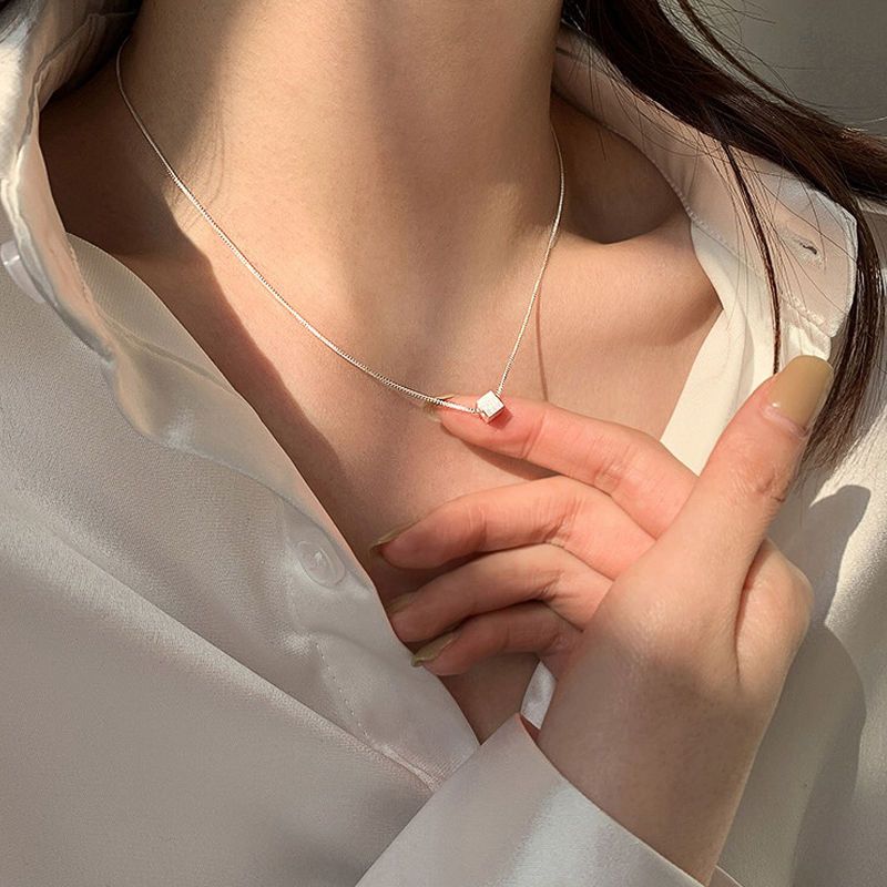 Square Necklace Fashionable and stylish necklace, collar, women's charm, transparent pendant necklace, party jewelry gift