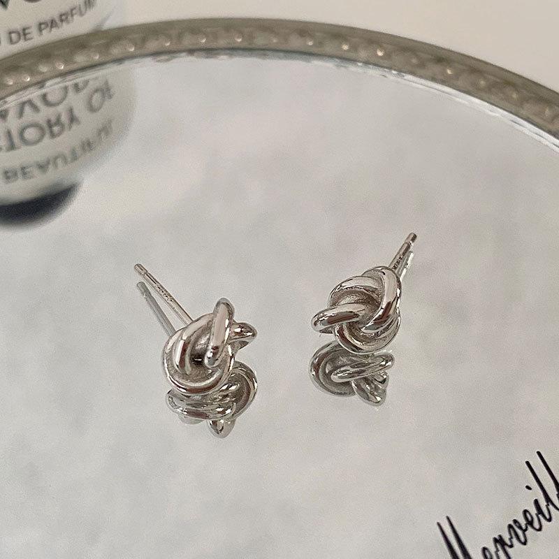 

Маленькие запутанные серьги-узлы Маленькие серьги-шарики с нитками Niche Design Sense