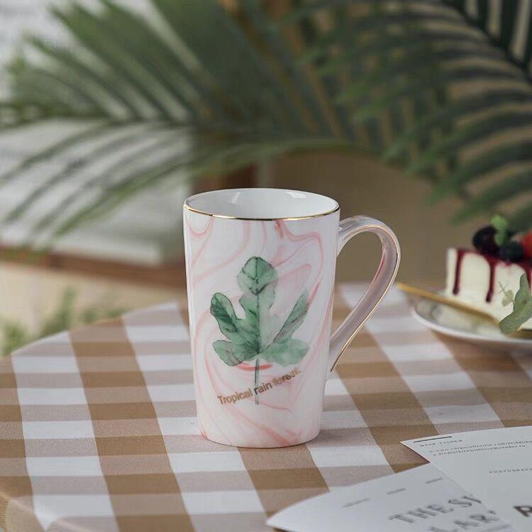 Elegant Marble Pattern Mug with Gold Trim, Spoon Lid, and Custom Logo - Ideal for Coffee or as a Souvenir Gift.