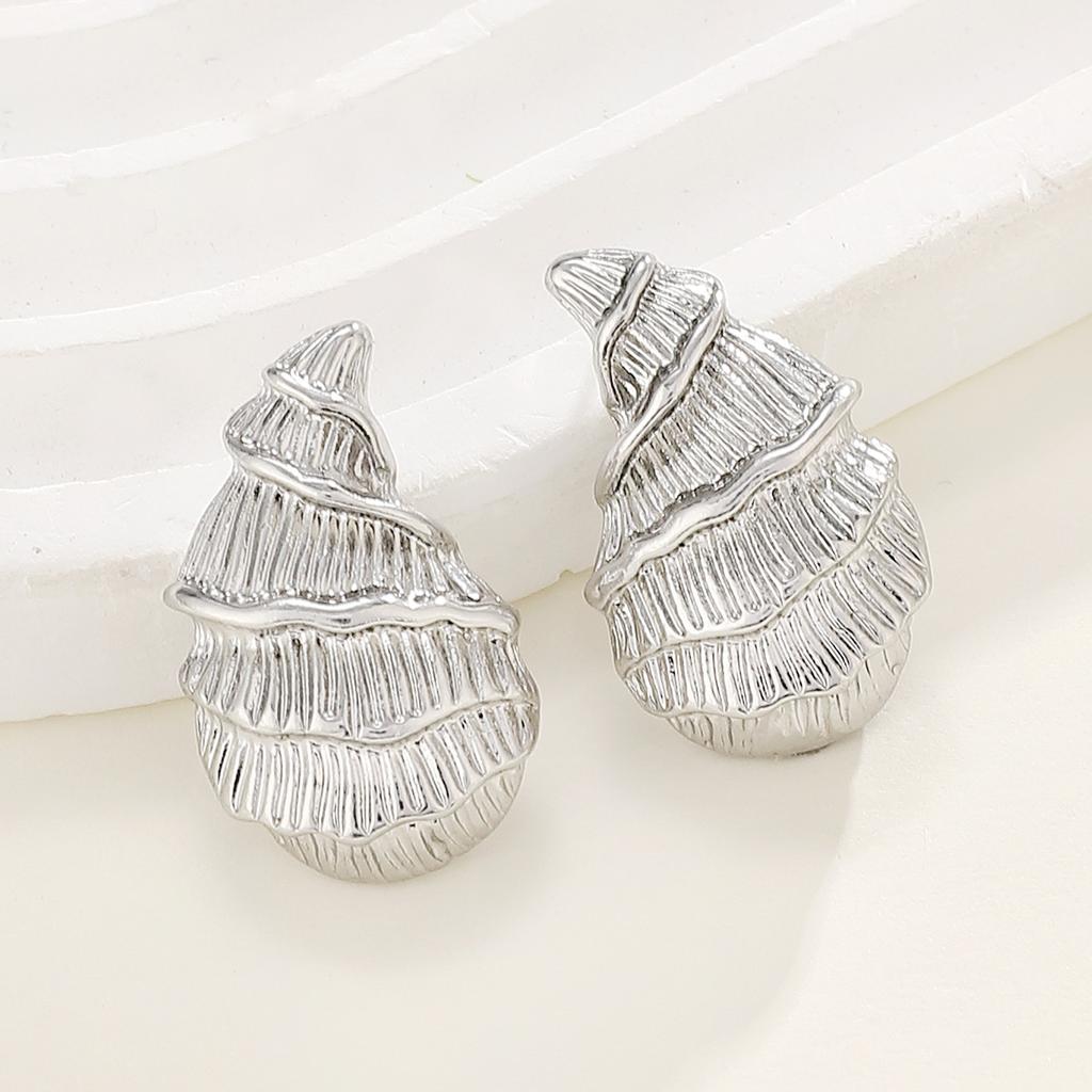 Women's simple conch earrings