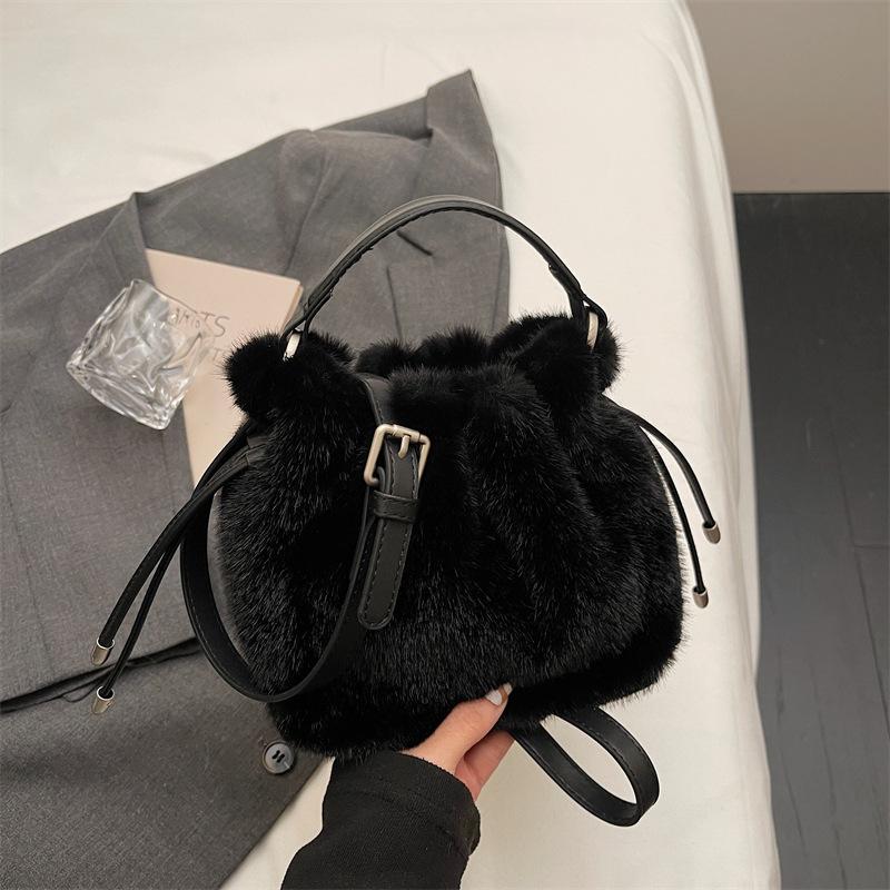 Women Plush Faux Fur Bucket Bag Cute Drawstring Crossbody Bag With Leather Handle Winter Soft Folding Design Shoulder Phe Bag