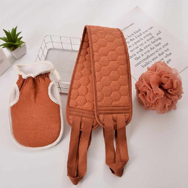 Dreiteiliges Badeset: Schlamm-Peeling- und Dekontaminationstücher mit Badekugel und langem Rückenwäscher.