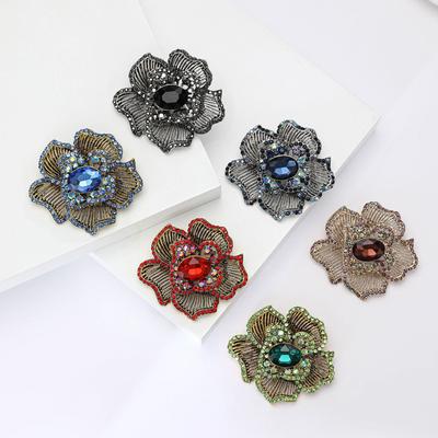 Broche de Flor Rayada de Aleación de Industria Pesada Vintage con Pedrería Broche de Ropa para Mujer Creativo de Alta Gama Alfiler Adorno
