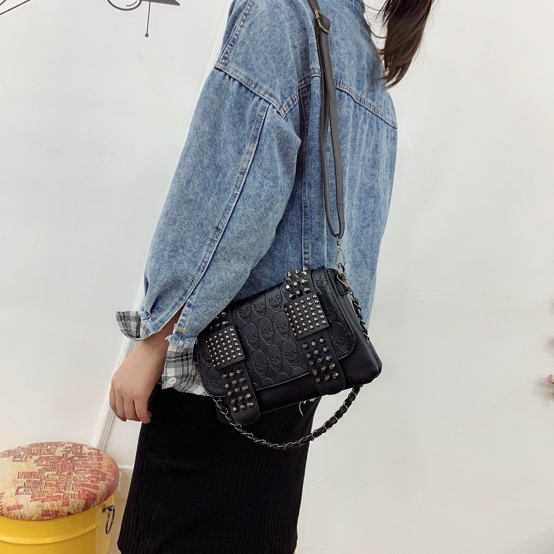 Женские черные кожаные сумки-мессенджеры — фото 3