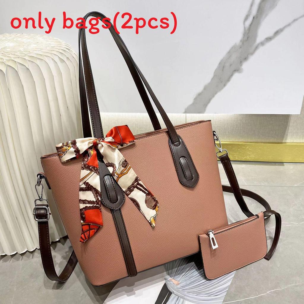 Fashionable Oversized Tote Handbag With Inner Compartments For Leisure And Shopping