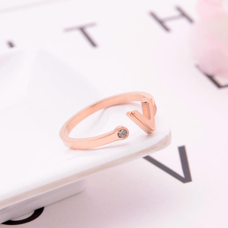 

V-Shaped Rose Gold Titanium Steel Ring with Diamonds Size 6 розового золота