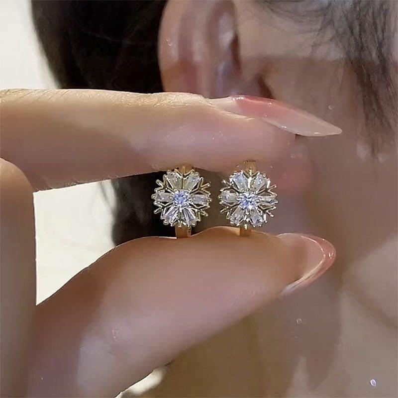 Stylish and compact design snowflake earrings, ear buckles, new light luxury high-end zircon stud earrings, women s versatile earrings.