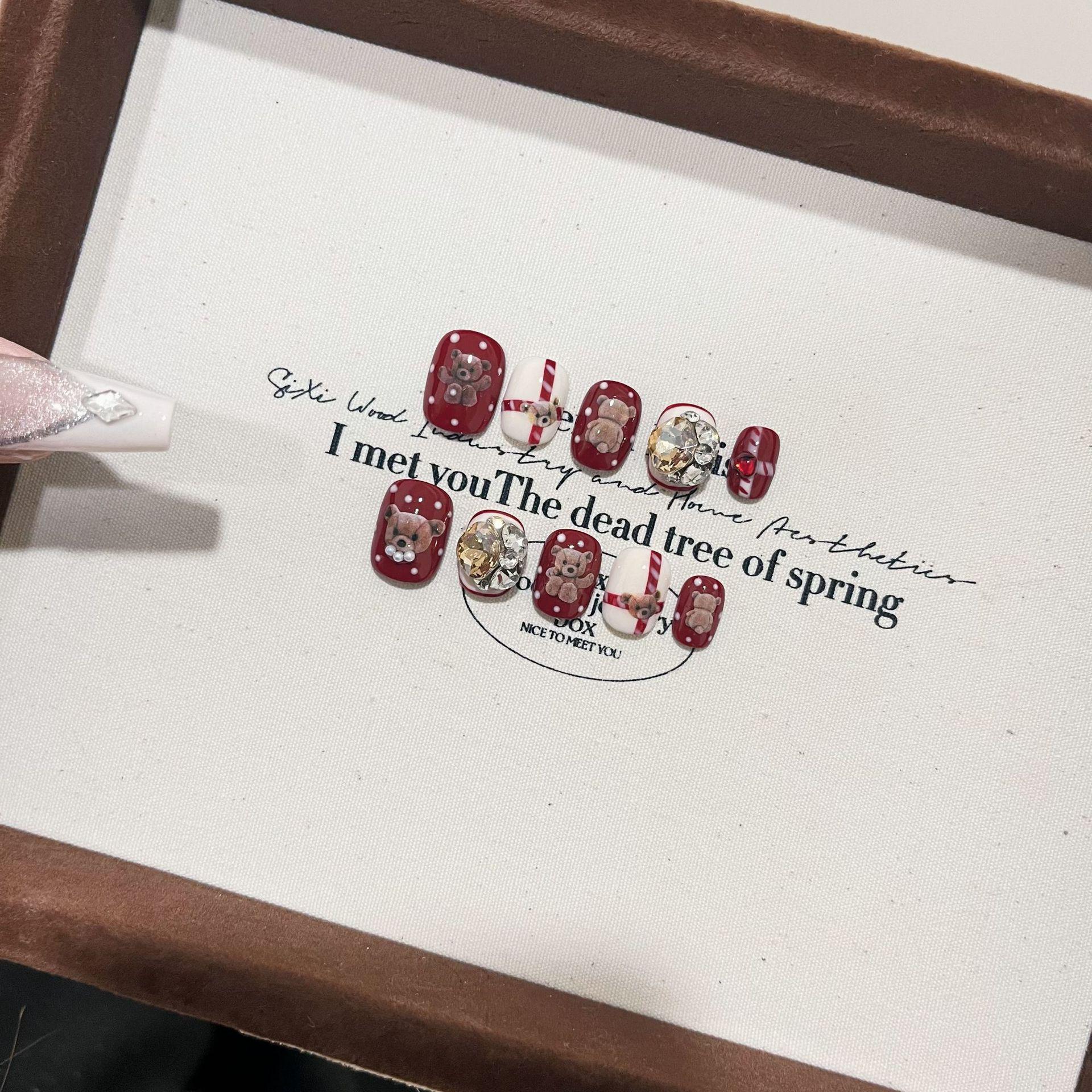 

Праздничные красные медвежата Ручная работа Накладные ногти - Милый осенне-зимний нейл-арт S